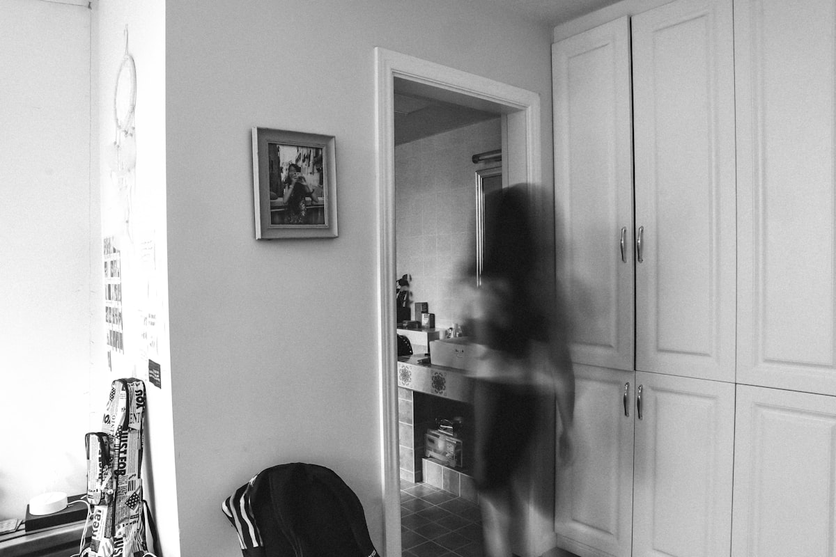 Equipo retirando muebles de un piso